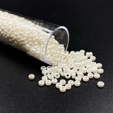 1,5x2,8mm švelniai gelsvos sp. biserio karoliukai, ±11g