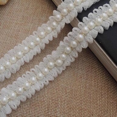 18mm baltos sp. dekoratyvinė juostelė su 6mm perliukais, 1m