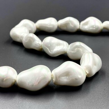 ±22x16mm baltos perlamutrinės sp. perlų masės karoliukai, 40cm juosta ±22x16mm baltos perlamutrinės sp. perlų masės karoliukai, 40cm juosta