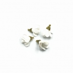24mm baltos sp. gėlyčių pakabukai, aukso sp. kepurėle, 4vnt.
