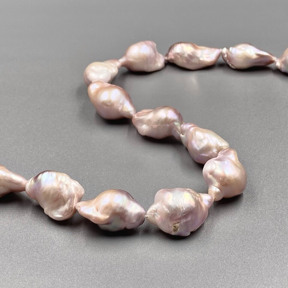 ±25x16mm rausvos sp. natūralūs gėlavandeniai barokiniai perlai, 42cm juosta