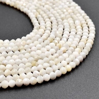 3mm kreminės sp. facetuota kriauklė, 40cm juosta