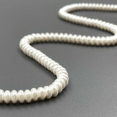 3x5mm kreminės sp. perlų masės karoliukai, 40cm juosta 3x5mm kreminės sp. perlų masės karoliukai, 40cm juosta