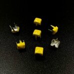 4mm geltonos sp. kvadrato formos, užlankstomos kniedės, 10g (apie 140vnt.)