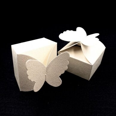 59x59x37mm kreminės sp. popierinė dėžutė su drugeliu, 1vnt. 59x59x37mm kreminės sp. popierinė dėžutė su drugeliu, 1vnt.