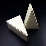 65x110x47mm švelniai gelsvos sp. popierinė trikampio formos dėžutė, 1vnt.