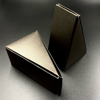 65x110x47mm rudos sp. popierinė trikampio formos dėžutė, 1vnt. 65x110x47mm rudos sp. popierinė trikampio formos dėžutė, 1vnt.