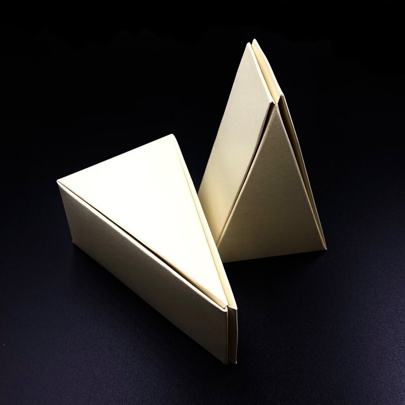 65x110x47mm gelsvos sp. popierinė trikampio formos dėžutė, 1vnt. 65x110x47mm gelsvos sp. popierinė trikampio formos dėžutė, 1vnt.