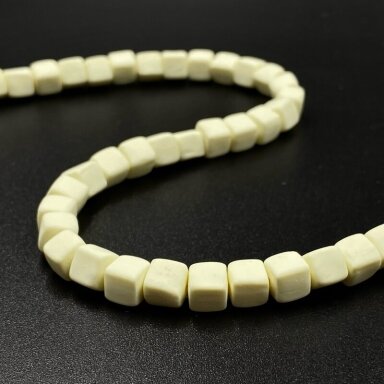 6mm gelsvos sp. kubo formos polimerinio molio karoliukai, 40cm juosta