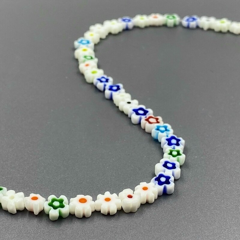 6mm baltos sp. gėlės formos murano stiklo karoliukai, 40cm juosta