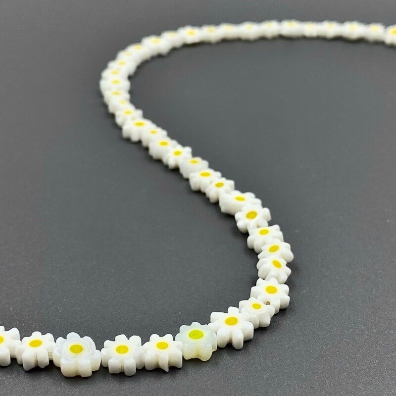6mm baltos sp. gėlės formos murano stiklo karoliukai, 40cm juosta