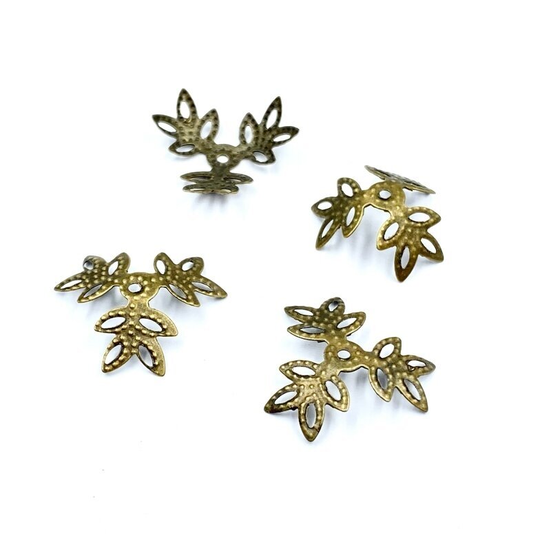 16x18mm žalvario sp. ažūrinės kepurėlės, apie 45vnt.