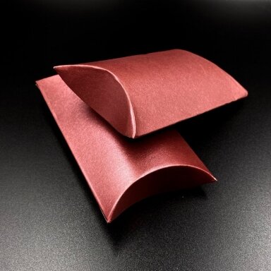 70x100x25mm bordo sp. pagalvėlės formos dėžutė, 1vnt. 70x100x25mm bordo sp. pagalvėlės formos dėžutė, 1vnt.