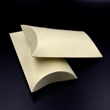 70x100x25mm gelsvos sp. pagalvėlės formos dėžutė, 1vnt. 70x100x25mm gelsvos sp. pagalvėlės formos dėžutė, 1vnt.