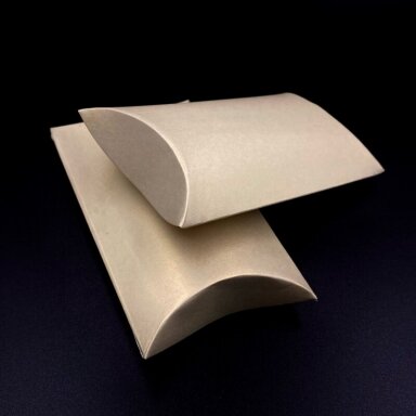 70x100x25mm šviesios auksinės sp. pagalvėlės formos dėžutė, 1vnt. 70x100x25mm šviesios auksinės sp. pagalvėlės formos dėžutė, 1vnt.