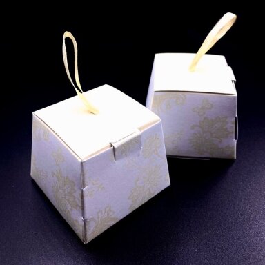 70x70x55mm baltos ir šampaninės sp. popierinė dėžutė, 1vnt. 70x70x55mm baltos ir šampaninės sp. popierinė dėžutė, 1vnt.
