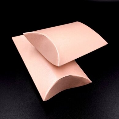 70x100x25mm rožinės sp. pagalvėlės formos dėžutė, 1vnt. 70x100x25mm rožinės sp. pagalvėlės formos dėžutė, 1vnt.