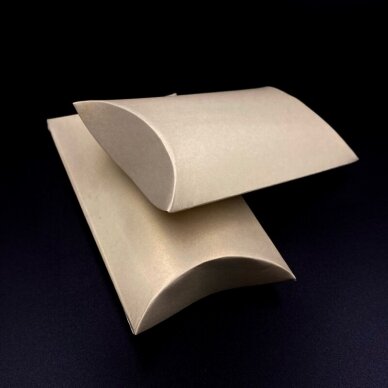70x100x25mm šviesios auksinės sp. pagalvėlės formos dėžutė, 1vnt. 70x100x25mm šviesios auksinės sp. pagalvėlės formos dėžutė, 1vnt.