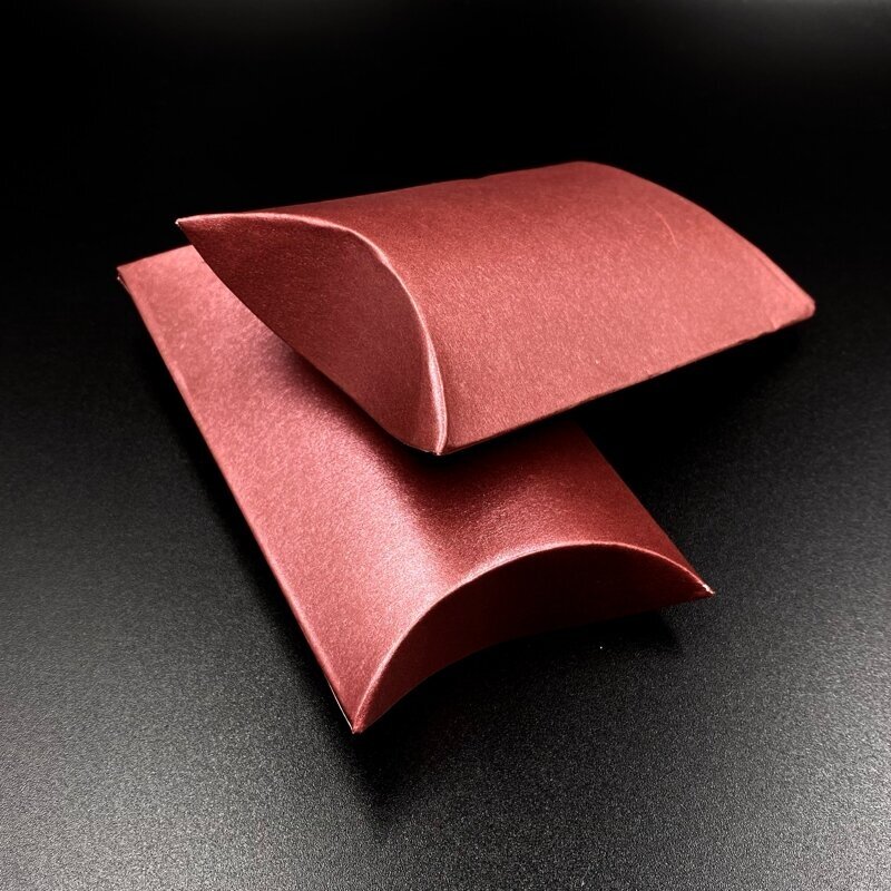 70x100x25mm bordo sp. pagalvėlės formos dėžutė, 1vnt. 70x100x25mm bordo sp. pagalvėlės formos dėžutė, 1vnt.