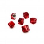 8mm raudonos sp. kubo formos klijuojami kristalai, 5vnt.