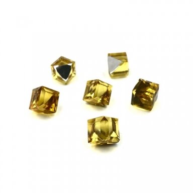 8mm gelsvos sp. kubo formos klijuojami kristalai, 5vnt.
