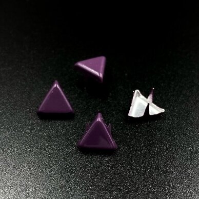 8mm violetinės sp. trikampio formos, užlankstomos kniedės, 10g (apie 68vnt.)