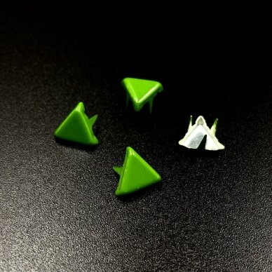 8mm žalios sp. trikampio formos, užlankstomos kniedės, 10g (apie 68vnt.)