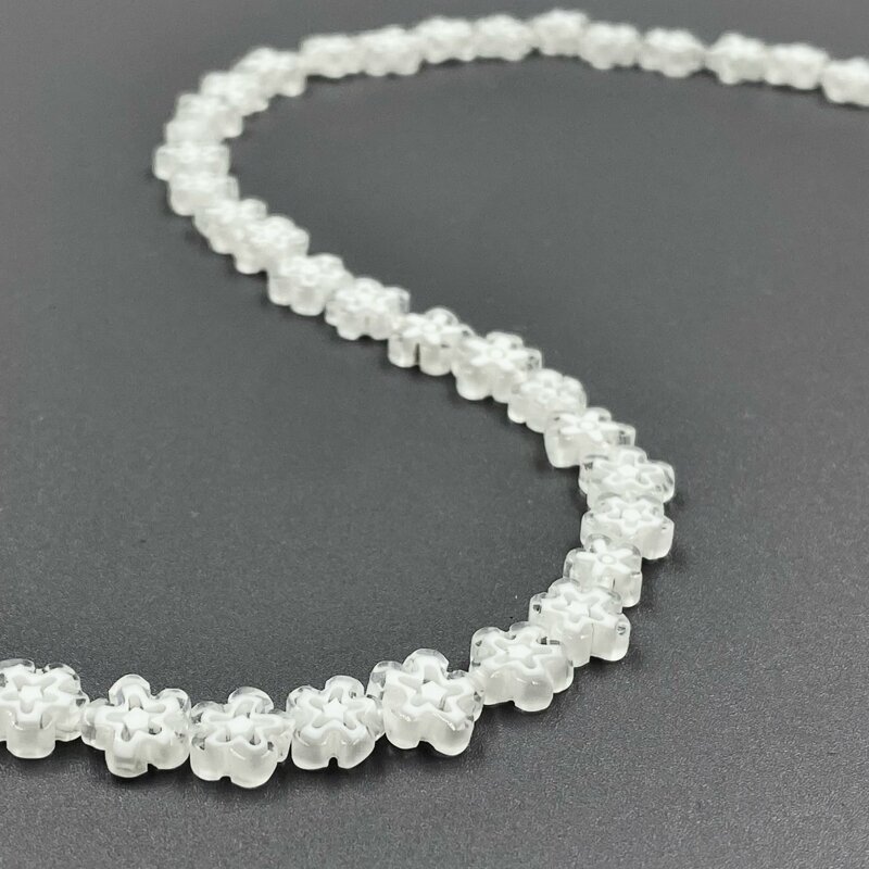 8mm baltos sp. gėlės formos murano stiklo karoliukai, 40cm juosta