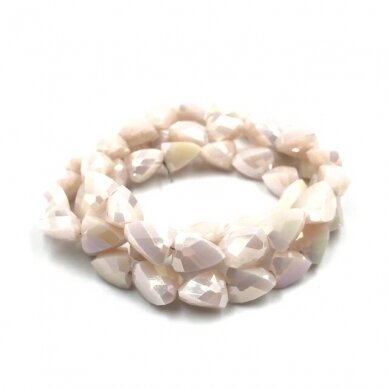 8x10mm matiniai švelnios rausvos AB sp. trikampio formos karoliukai, 44cm 8x10mm matiniai švelnios rausvos AB sp. trikampio formos karoliukai, 44cm