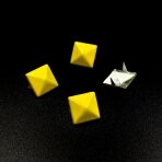9mm geltonos sp. kvadrato formos, užlankstomos kniedės, 10g (apie 42vnt.)