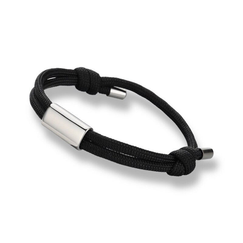 Juodos sp. paracord apyrankė su nikelio sp. nerūdijančio plieno detale, 1vnt. Juodos sp. paracord apyrankė su nikelio sp. nerūdijančio plieno detale, 1vnt.