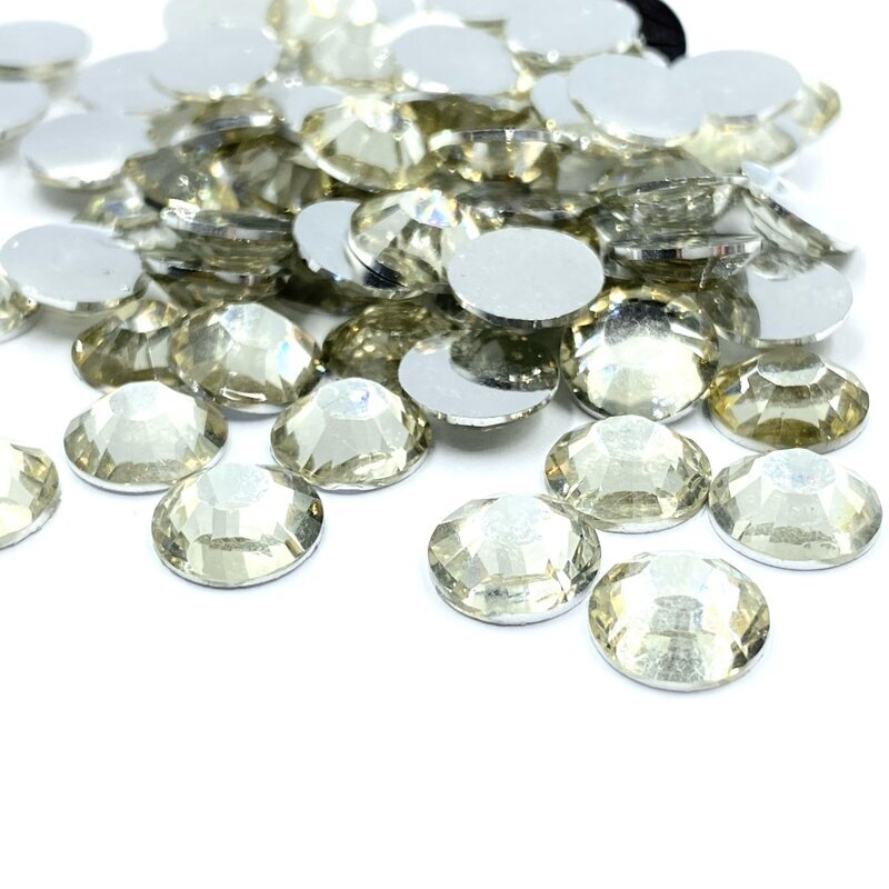 SS40 (8,4-8,6mm) gelsvos sp. ne hotfix plastiko kristalai, ±70vnt.